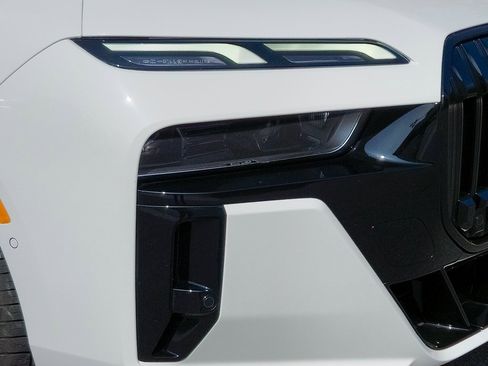 Used 2023 BMW 740i image 8