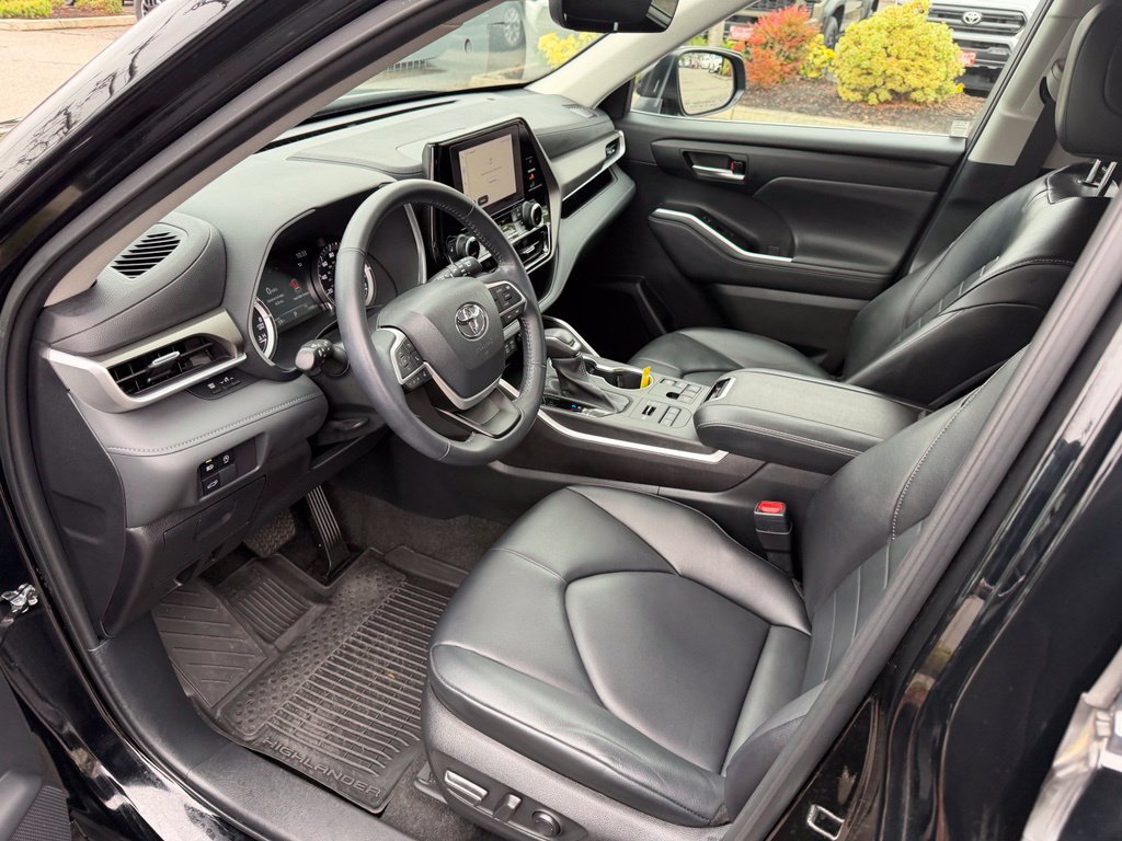Used 2023 Toyota Highlander XLE AWD/4WD image 12
