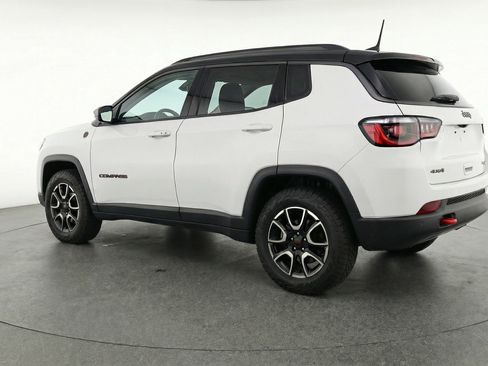Used 2025 Jeep Compass Trailhawk image 6