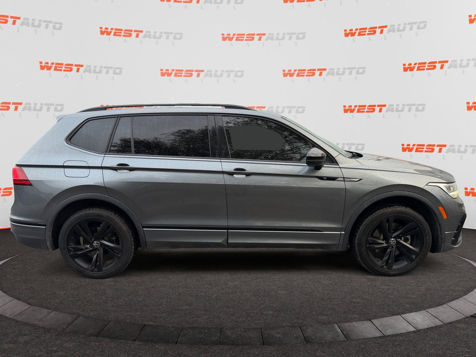 Used 2023 Volkswagen Tiguan SE R-Line AWD/4WD image 6