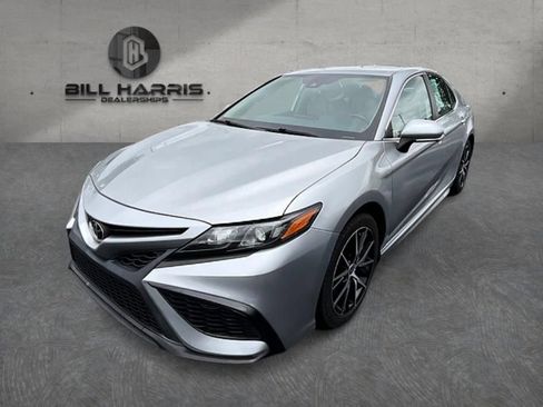 Used 2022 Toyota Camry SE FWD image 1