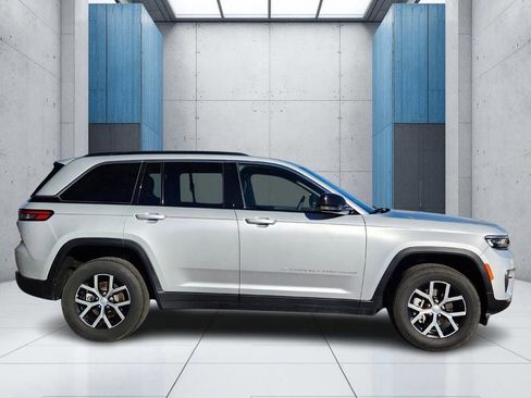 Used 2024 Jeep Grand Cherokee Limited image 23