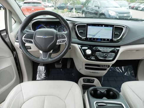 Used 2021 Chrysler Pacifica Touring-L w/ Premium & Safety Sphere Group FWD image 21