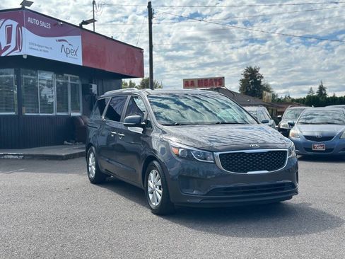 Used 2017 Kia Sedona LX w/ LX Essentials Premium Package FWD image 3