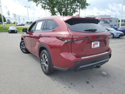 Certified 2024 Toyota Highlander XLE AWD/4WD image 3