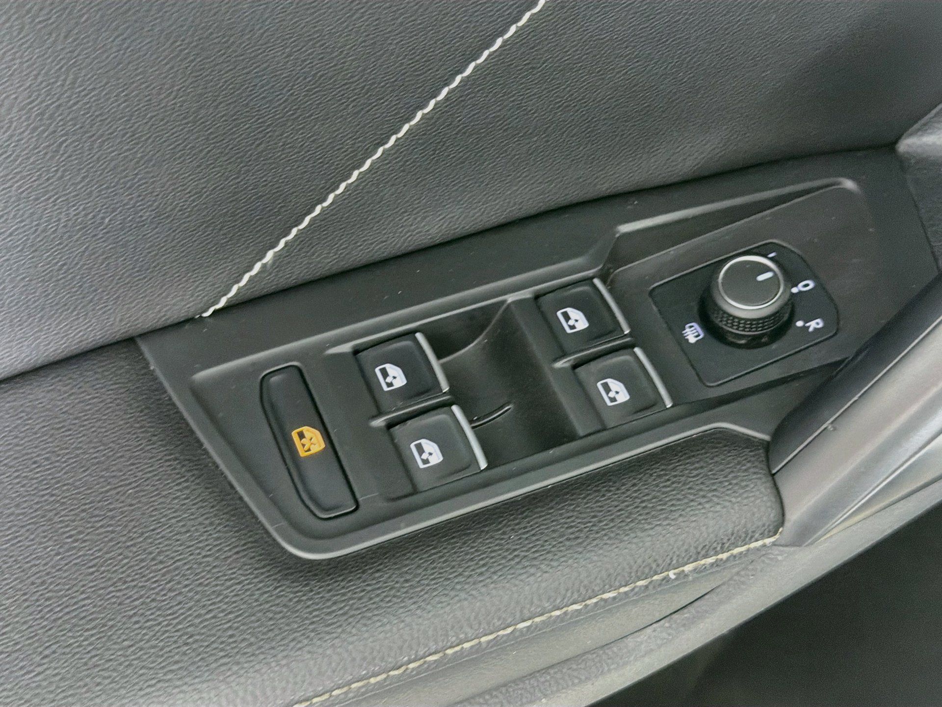Used 2023 Volkswagen Tiguan SE R-Line FWD image 17