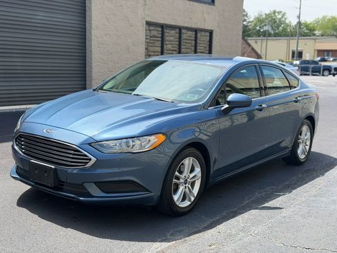 Used 2018 Ford Fusion SE w/ Fusion SE Technology Package FWD image 2