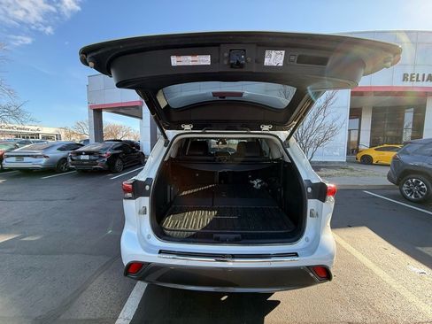 Used 2023 Toyota Highlander Limited image 4