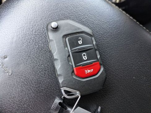 Used 2018 Jeep Wrangler Unlimited Sahara w/ Cold Weather Group AWD/4WD image 27