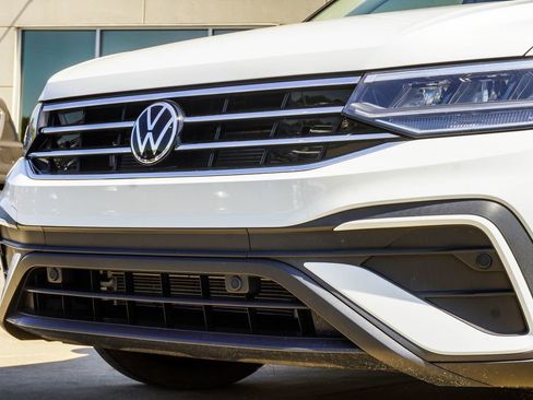 Used 2022 Volkswagen Tiguan SE FWD image 2