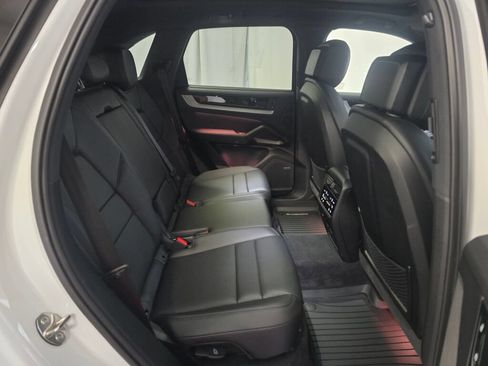 Certified 2025 Porsche Cayenne S AWD/4WD image 25