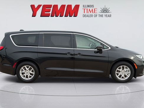 Used 2023 Chrysler Pacifica Touring-L FWD image 9