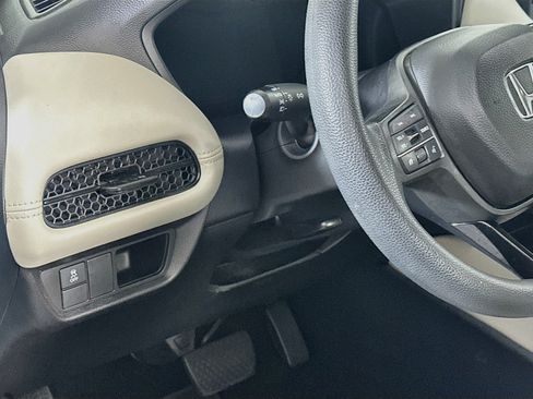 Used 2023 Honda HR-V LX image 16