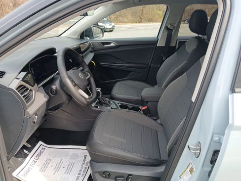 New 2026 Volkswagen Taos SE image 9