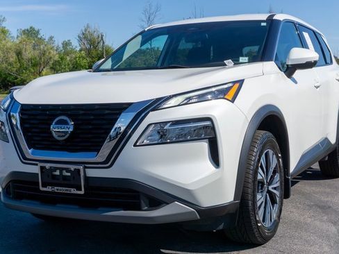 Used 2021 Nissan Rogue SV image 2