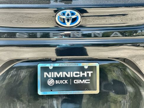 Used 2025 Toyota Sienna XLE image 32