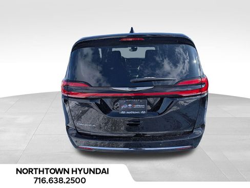Used 2024 Chrysler Pacifica Touring-L image 14