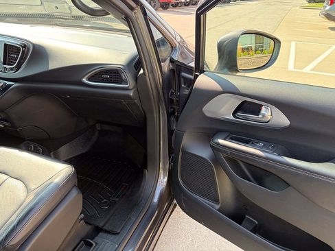 Used 2019 Chrysler Pacifica Touring-L FWD image 22