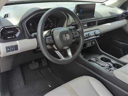 Used 2025 Honda Pilot Touring image 10