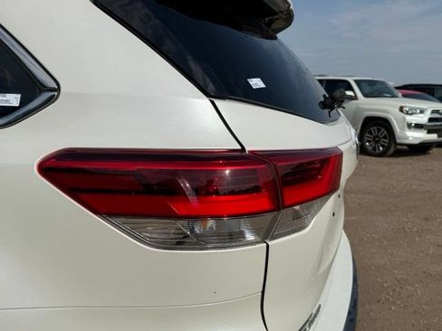 Used 2018 Toyota Highlander XLE AWD/4WD image 12