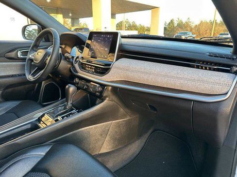 Certified 2025 Jeep Compass Latitude image 42