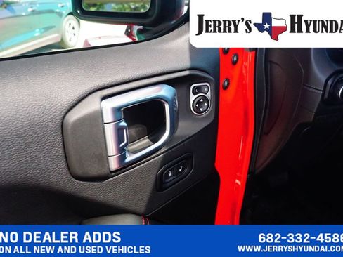 Used 2025 Jeep Wrangler Unlimited Rubicon AWD/4WD image 16