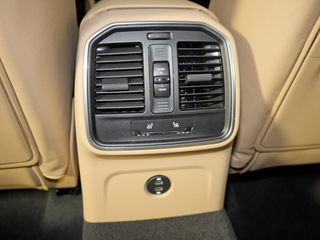 Certified 2025 Porsche Macan AWD/4WD image 39