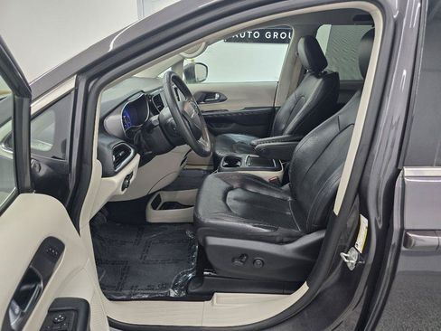Used 2022 Chrysler Pacifica Touring-L FWD image 10