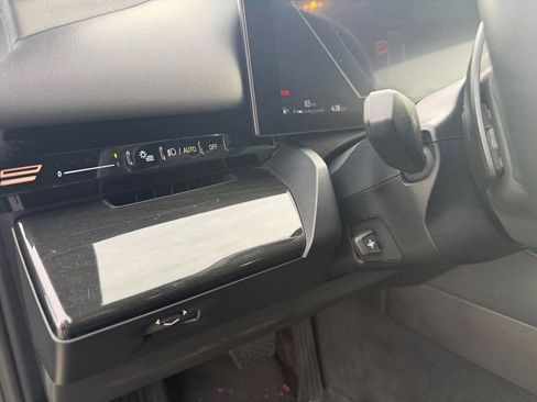 Used 2024 BMW 530i w/ Premium Package image 14