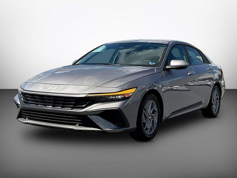 Certified 2024 Hyundai Elantra SEL FWD image 3