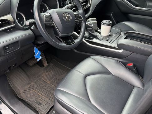 Used 2020 Toyota Highlander XLE image 3