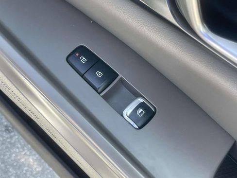 Used 2025 Kia Carnival FWD image 16