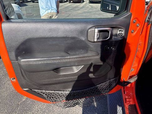 Used 2018 Jeep Wrangler Unlimited Sahara w/ Dual Top Group AWD/4WD image 18
