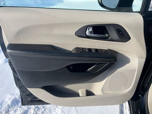 Used 2023 Chrysler Pacifica Touring-L image 14