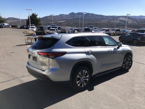 Used 2020 Toyota Highlander XLE image 9