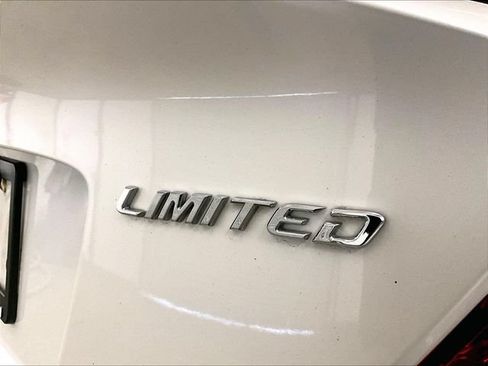Used 2019 Toyota C-HR Limited FWD image 13