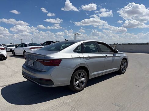 Used 2024 Volkswagen Jetta SE FWD image 2