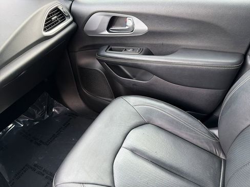 Used 2020 Chrysler Pacifica Touring-L Plus w/ Advanced Safetytec Group FWD image 28