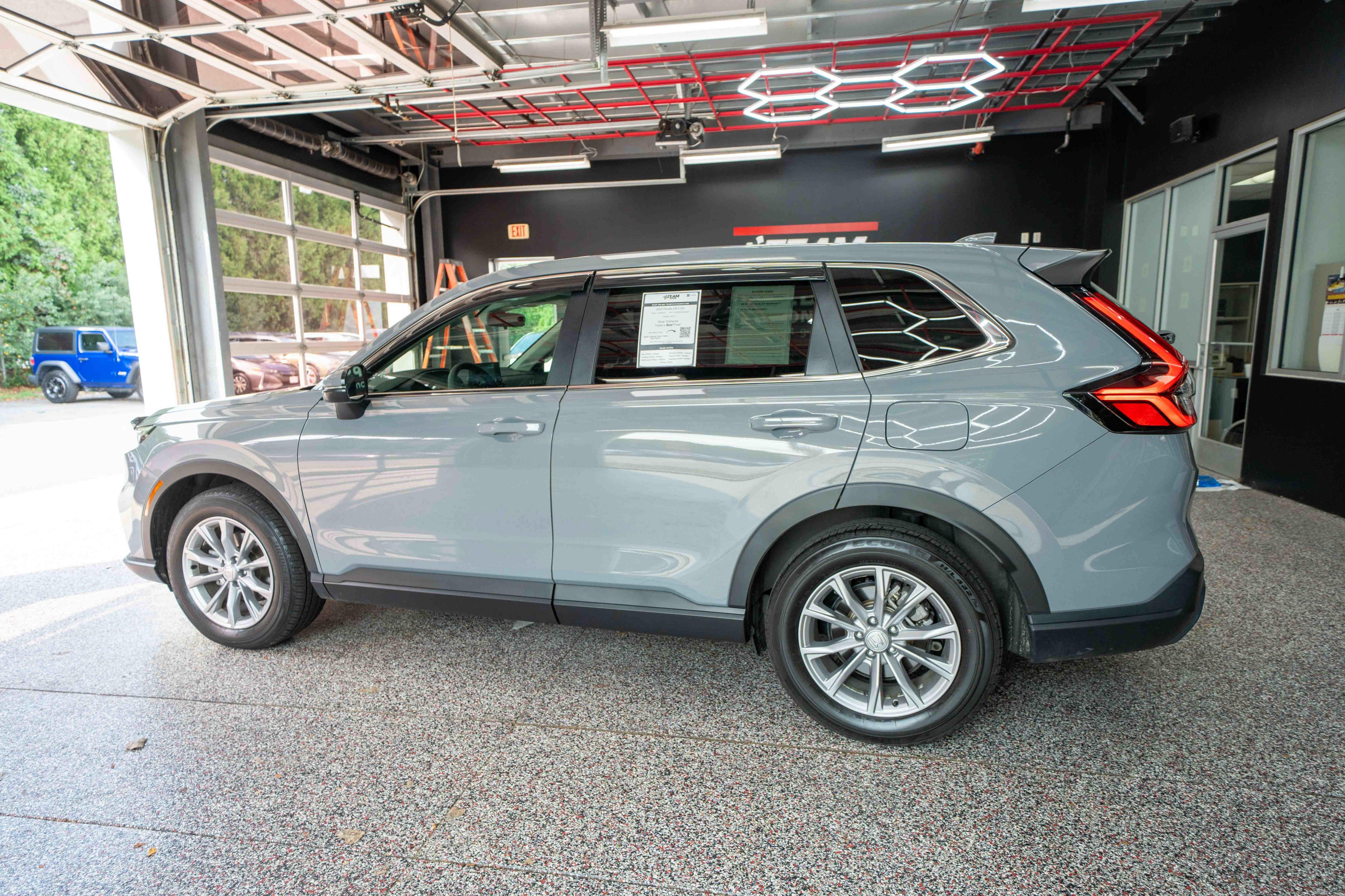 Used 2025 Honda CR-V EX image 2