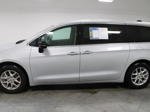 Used 2024 Chrysler Pacifica Touring-L FWD image 6