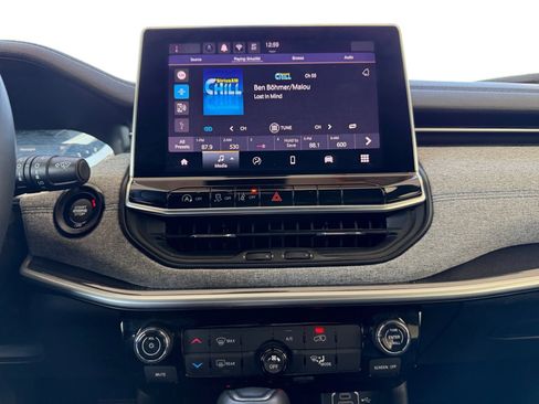 Used 2024 Jeep Compass Latitude image 12