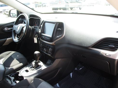 Used 2018 Jeep Cherokee Latitude FWD image 32