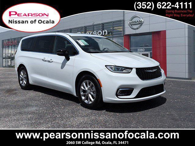 Used 2026 Chrysler Pacifica Limited FWD image 1