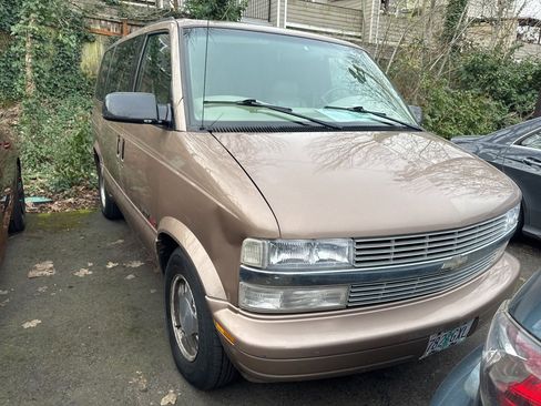 Used 2001 Chevrolet Astro LT image 2