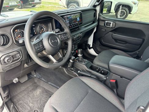 Certified 2026 Jeep Wrangler Unlimited Rubicon AWD/4WD image 21