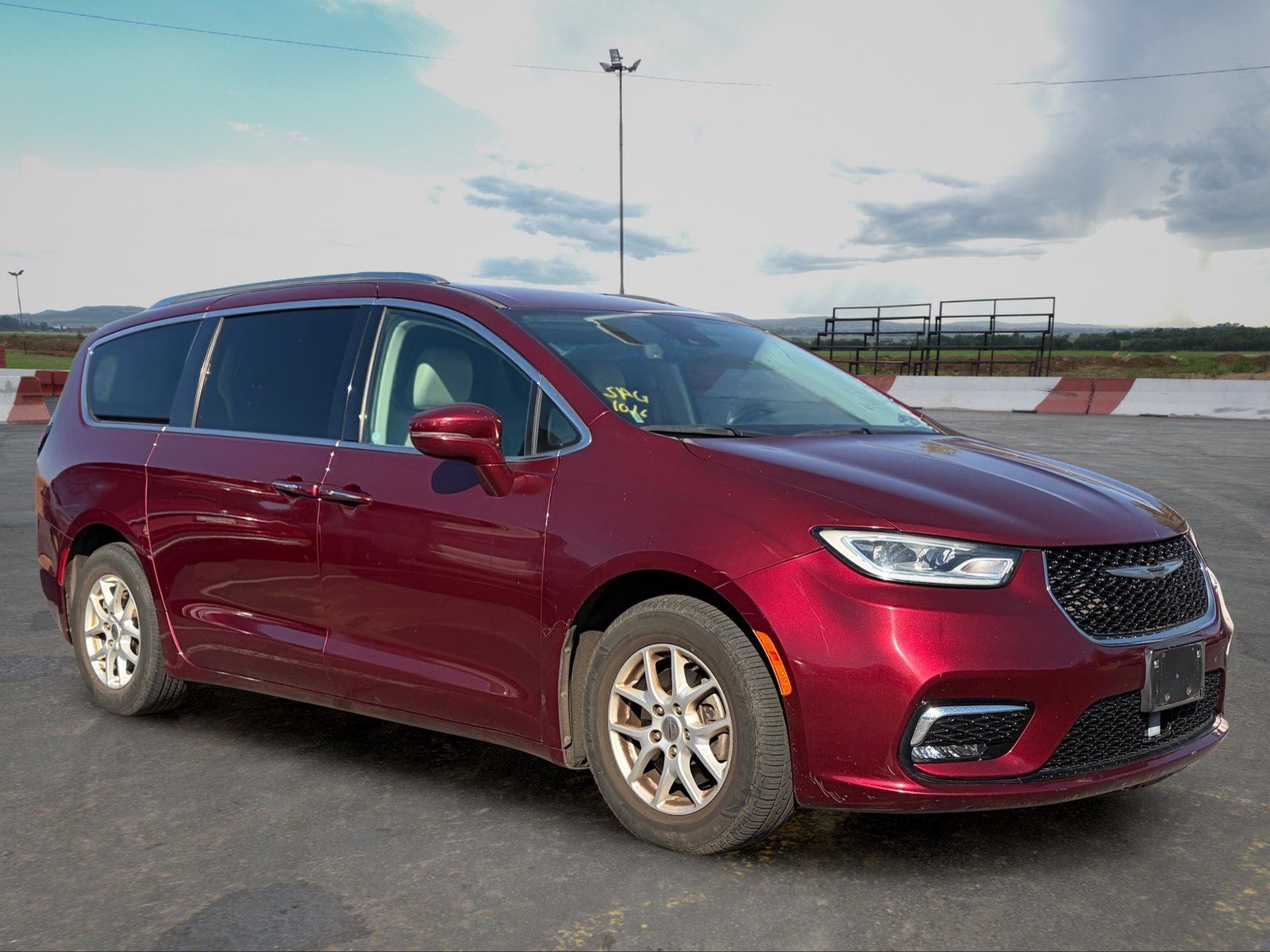 Used 2021 Chrysler Pacifica Touring-L FWD image 2