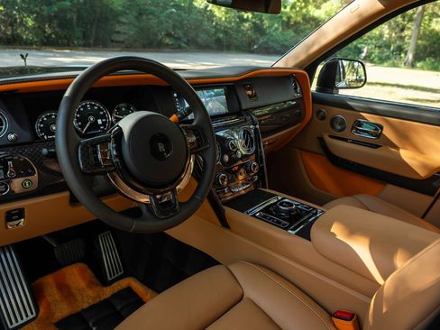 Used 2023 Rolls-Royce Cullinan Black Badge w/ Leather Finishing Pack image 26