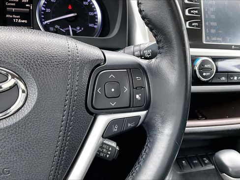 Certified 2018 Toyota Highlander XLE AWD/4WD image 24
