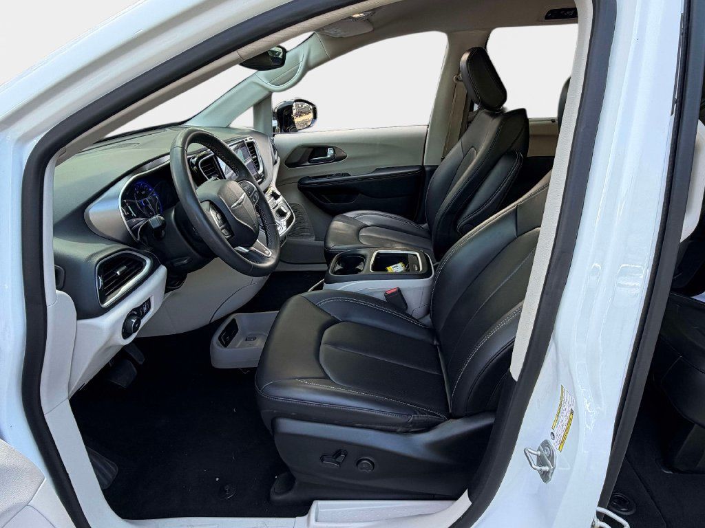 Used 2024 Chrysler Pacifica Touring-L FWD image 14