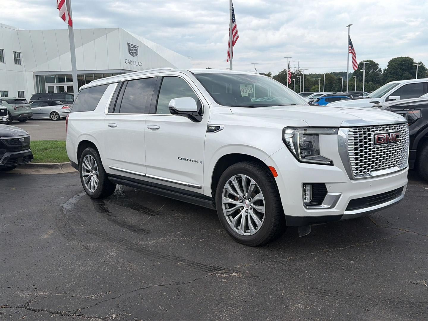 Used 2021 GMC Yukon XL Denali w/ Denali Premium Package AWD/4WD image 6
